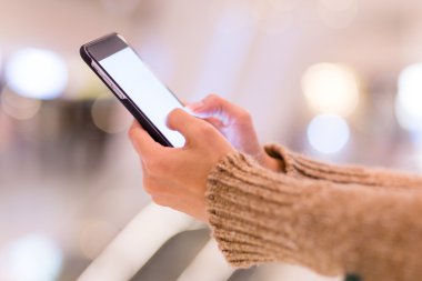 Cep telefonu ile boş ekran kullanan kadın