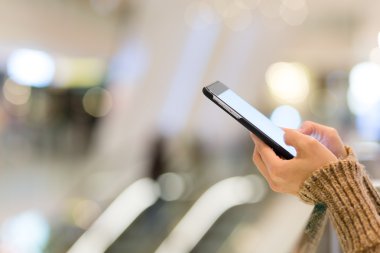 Cep telefonu ile boş ekran kullanan kadın
