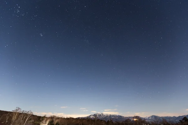 Cielo nocturno estrellado y montaña — Foto de Stock