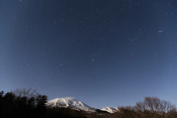 Cielo nocturno estrellado y montaña — Foto de Stock