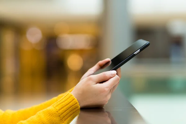 Vrouw met smartphone — Stockfoto