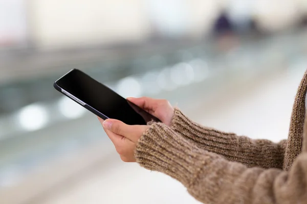 Frau benutzte Handy — Stockfoto