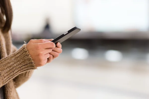 Frau benutzte Handy — Stockfoto