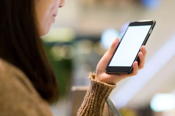 Frau benutzte Handy — Stockfoto