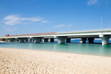Sahilde Okinawa'da üzerinde köprü
