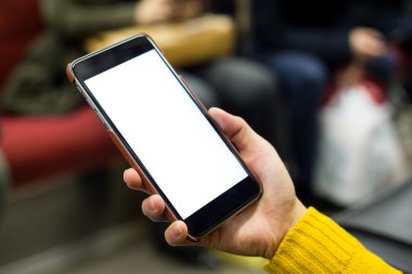 cep telefonu kullanan kadın