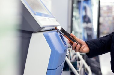 Cep telefonu ile makine Biletleme Tarih ödeme kadın