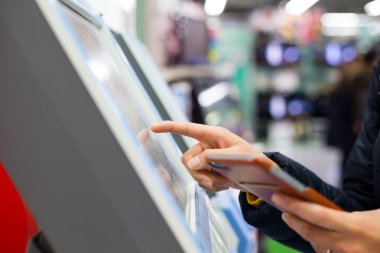 Cep telefonu ile makine Biletleme Tarih ödeme kadın