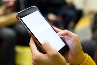 cep telefonu kullanan kadın