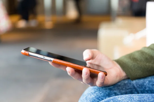 Mujer enviando mensaje en el teléfono celular — Foto de Stock