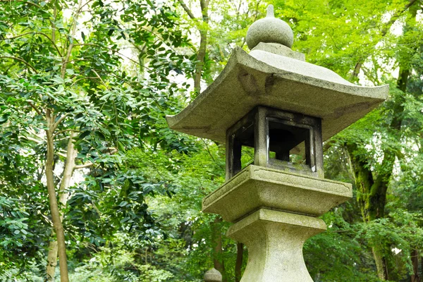 Steinlaterne im Park — Stockfoto