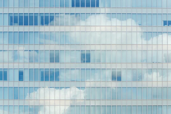Wolken spiegeln sich in Fenstern — Stockfoto