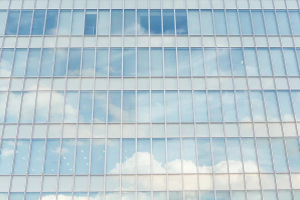 Wolken spiegeln sich in Fenstern — Stockfoto