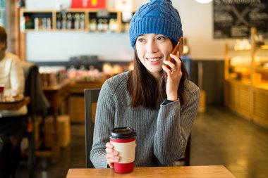 kadın cep telefonu kafede söz