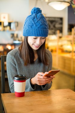 Kadın cep telefonundan kısa mesaj gönderme