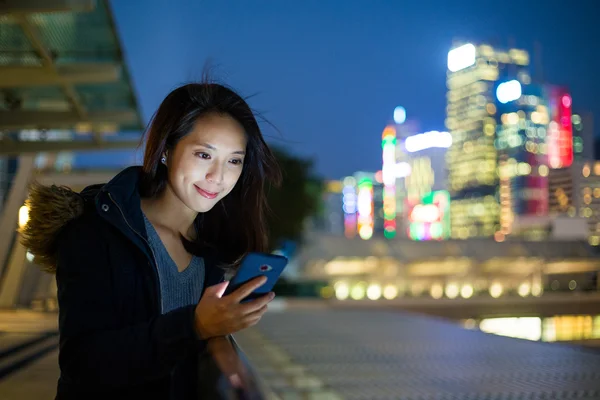 Frau benutzt Handy in Hongkong — Stockfoto