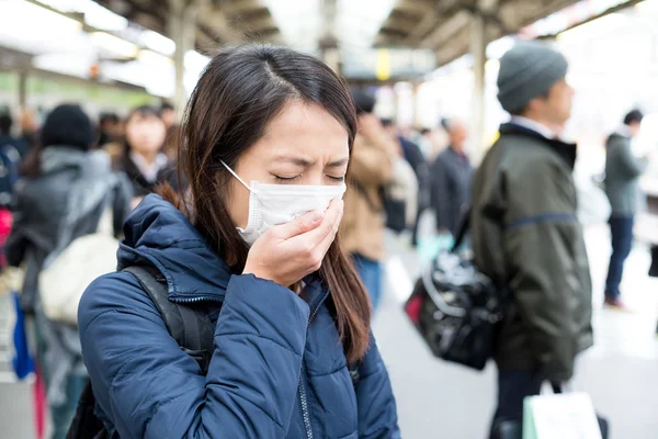 Woman wearing face mask in train station — Stock Photo, Image