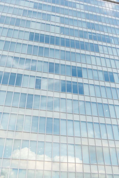 Wolken weerspiegeld in ramen — Stockfoto