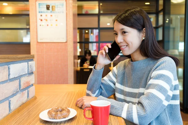 Donna che parla al cellulare in caffetteria — Foto Stock