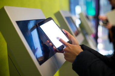 Cep telefonu ile makine Biletleme Tarih ödeme kadın