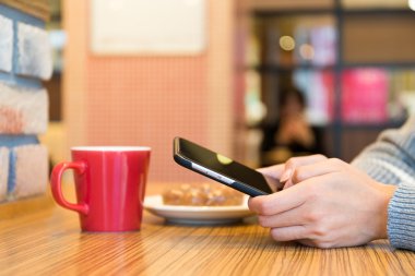 cep telefonu kullanan kadın