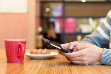 cep telefonu kullanan kadın