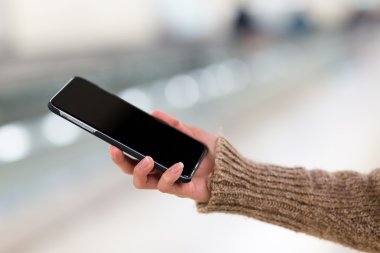 Cep telefonu kullanan kadın