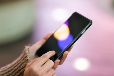 Cep telefonu kullanan kadın