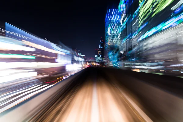 Trem rápido passando pela cidade — Fotografia de Stock