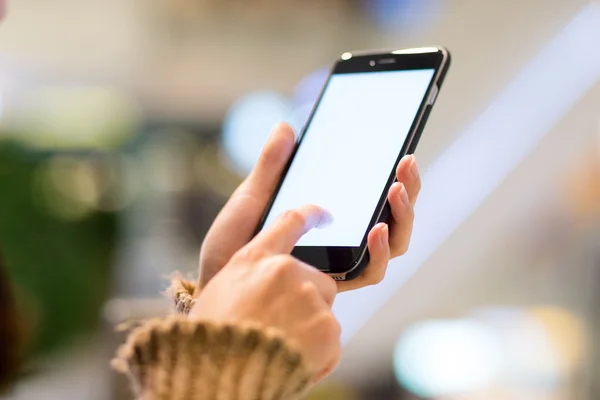 Frau benutzte Handy — Stockfoto