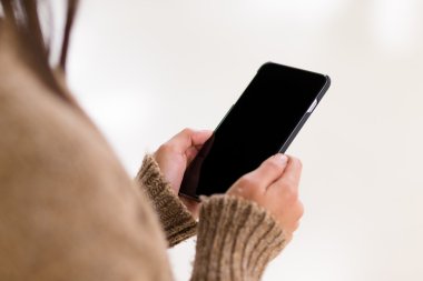 Cep telefonu kullanan kadın