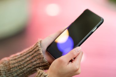 Cep telefonu kullanan kadın