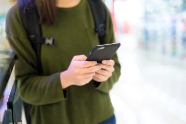 Akıllı telefon kullanan kadın