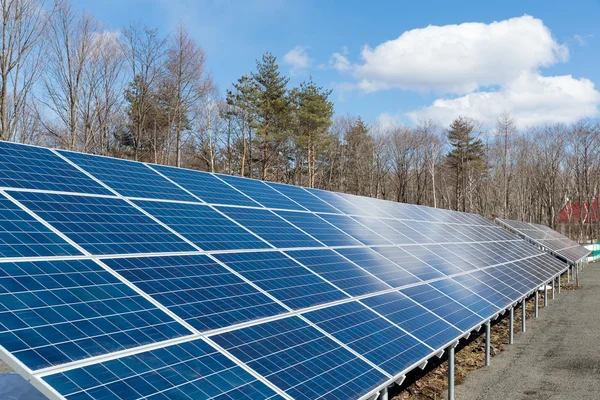 近代的な太陽電池パネル — ストック写真