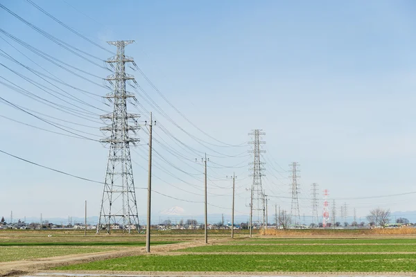 Torre de energía y líneas de transmisión — Foto de Stock