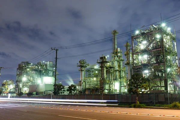 在晚上的大工厂的工业建筑 — 图库照片