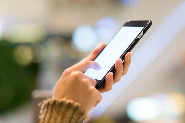 Mujer toque en la pantalla del teléfono celular — Foto de Stock