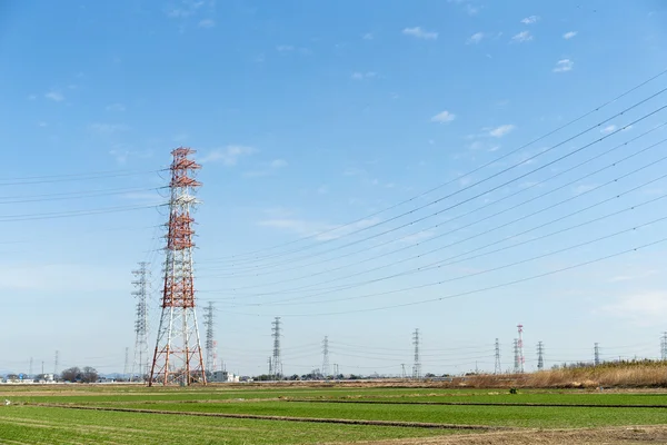 Torre de energia e linhas de transmissão — Fotografia de Stock