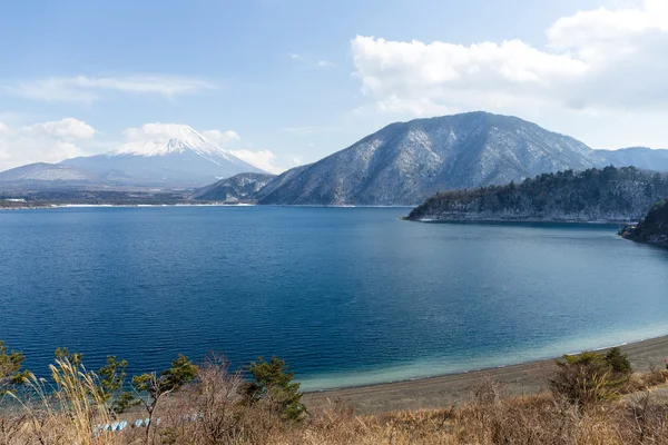 富士山と本栖湖 — ストック写真