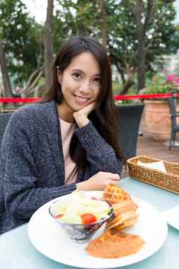 Restoranda kahvaltı yapıyor kadın