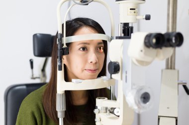 Vizyon göz kliniğinde kontrol kadın