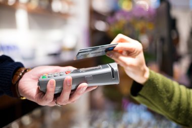 Kadın NFC teknolojisi ile ödeme