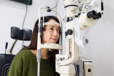 Vizyon göz kliniğinde kontrol kadın