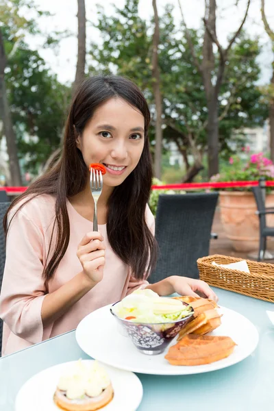 레스토랑에서 아침 식사 하는 여자 — 스톡 사진