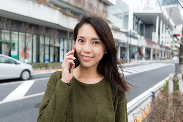 Kvinna pratar på mobiltelefon — Stockfoto