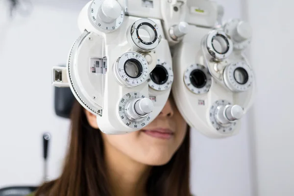 Frau überprüft Sehvermögen in Augenklinik — Stockfoto