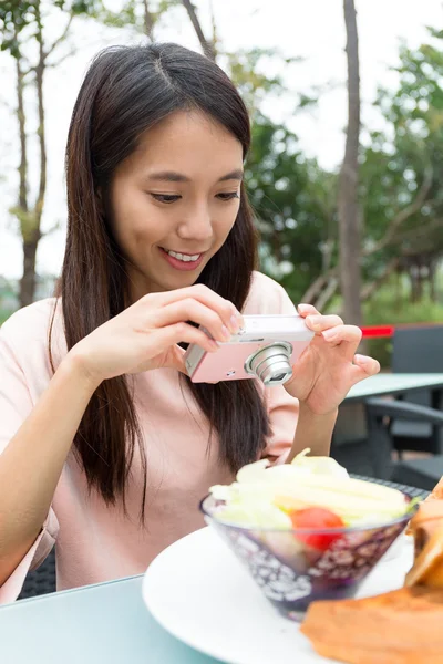 그녀의 음식의 여자 복용 사진 — 스톡 사진