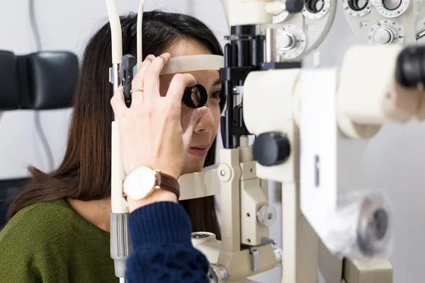 Femme vérifiant la vision à la clinique des yeux — Photo