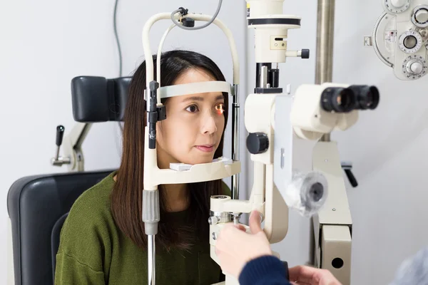 Жінка перевіряє зір в клініці очей — стокове фото