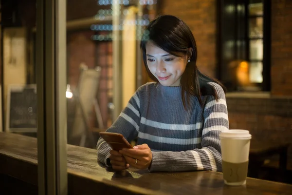 Mujer usando el teléfono móvil en la cafetería —  Fotos de Stock